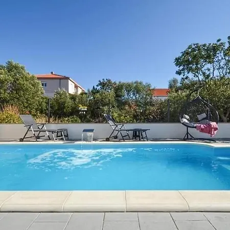 House Dd With Heated Pool Ferienhaus *