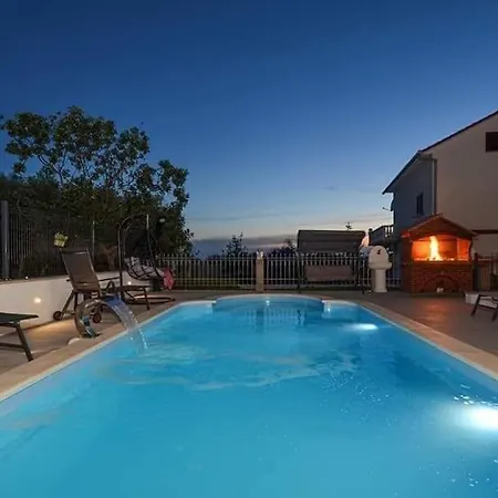 House Dd With Heated Pool
