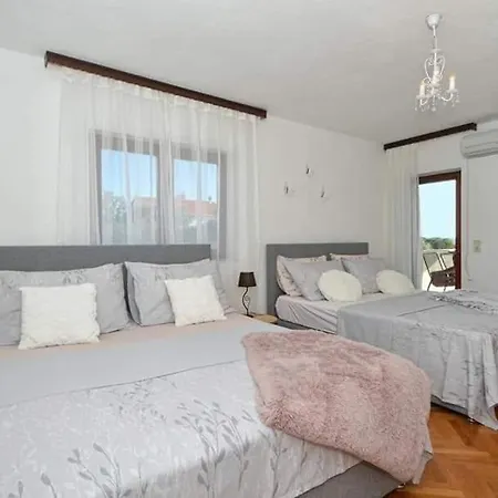 House Dd With Heated Pool Semesterbostad Trogir