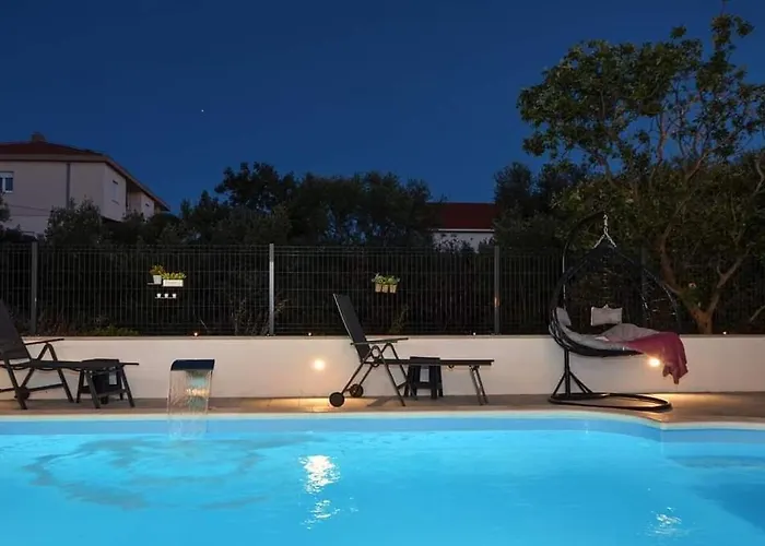 House Dd With Heated Pool Holiday home